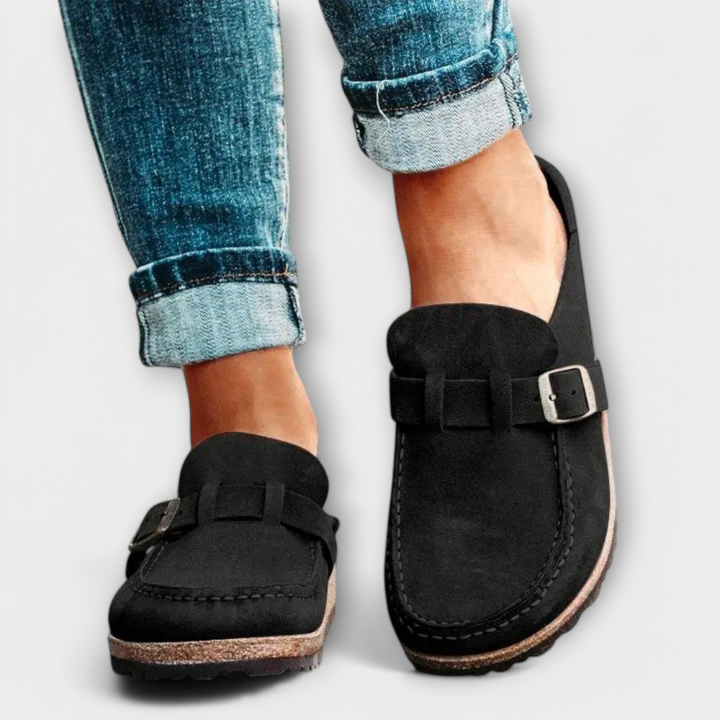 Fenna | Slip-on-tresko i semsket skinn med spennestropp