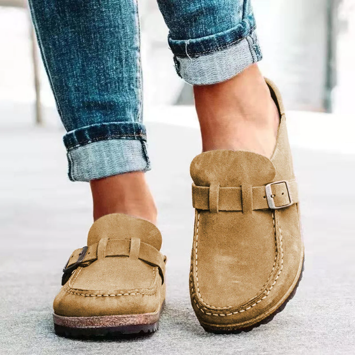 Fenna | Slip-on-tresko i semsket skinn med spennestropp
