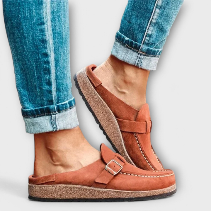 Fenna | Slip-on-tresko i semsket skinn med spennestropp