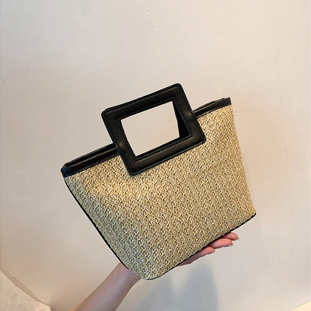 Elegant clutch med tekstur og iøynefallende håndtak