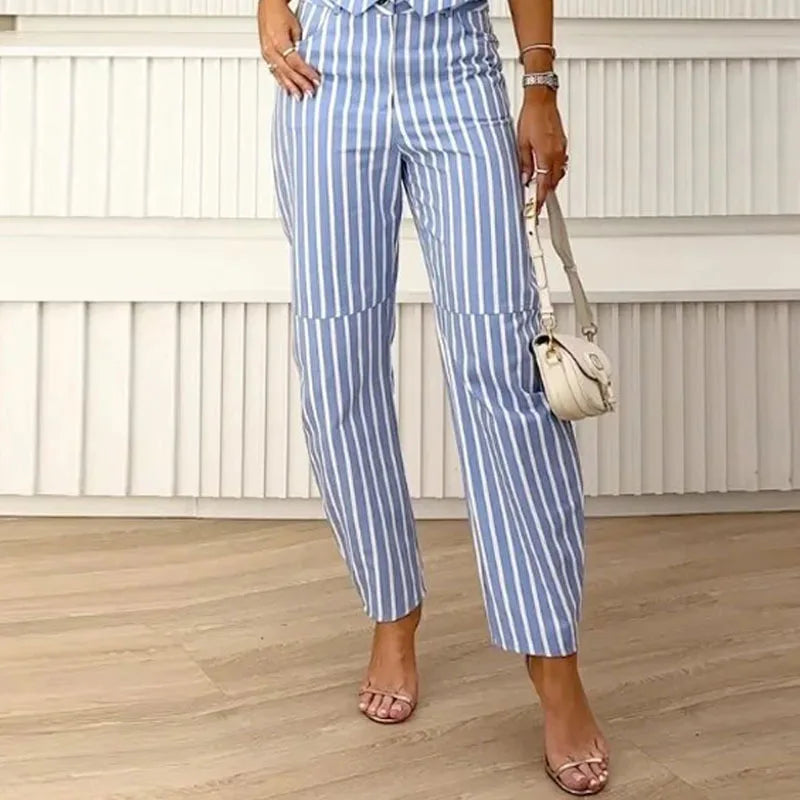 Stripete jumpsuit med knappestolpe og bindebånd i midjen