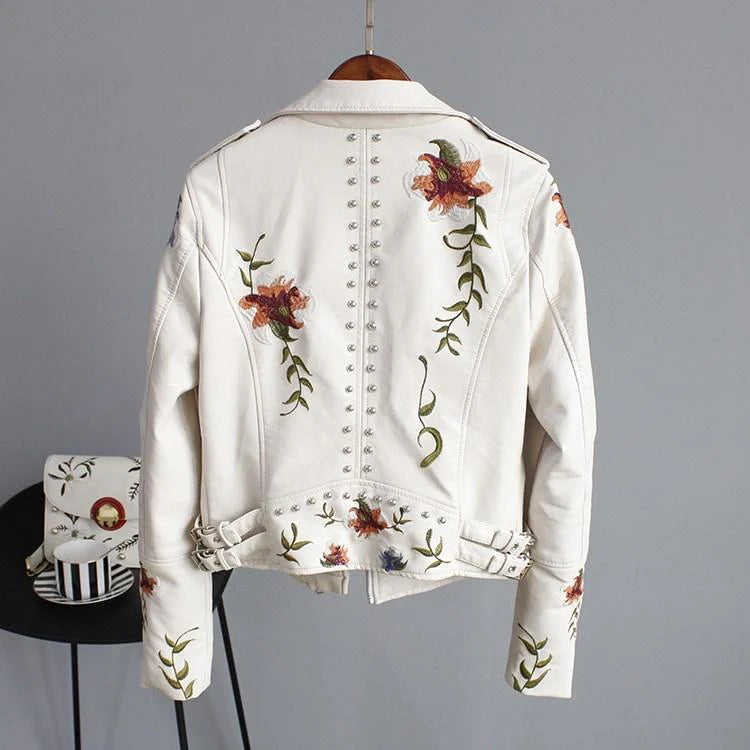 Svart vegansk skinnjakke med blomsterbroderi for kvinner