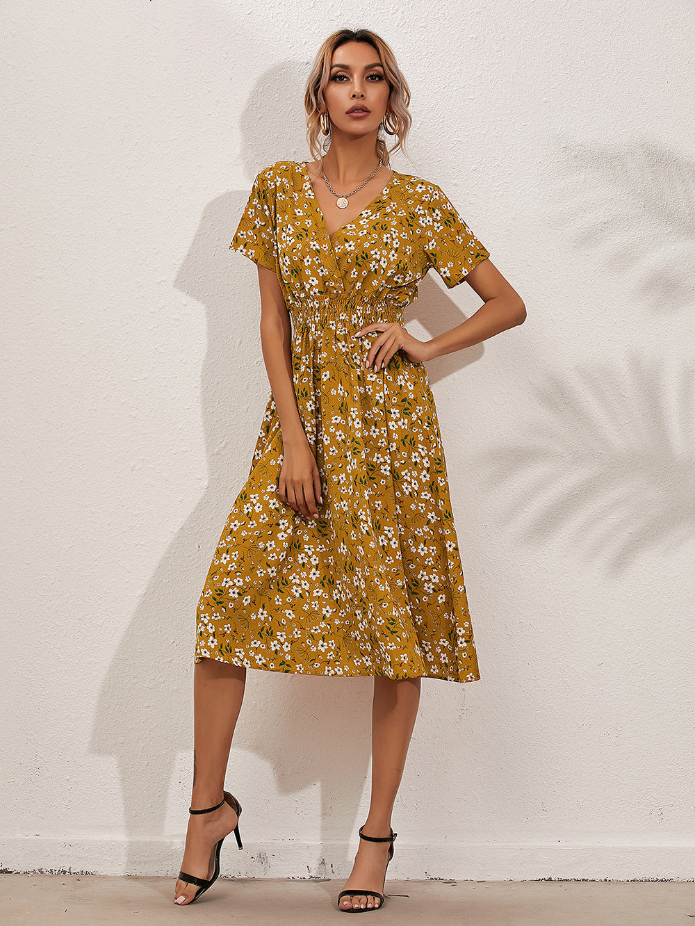 Elegant sommerkjole med blomstertrykk