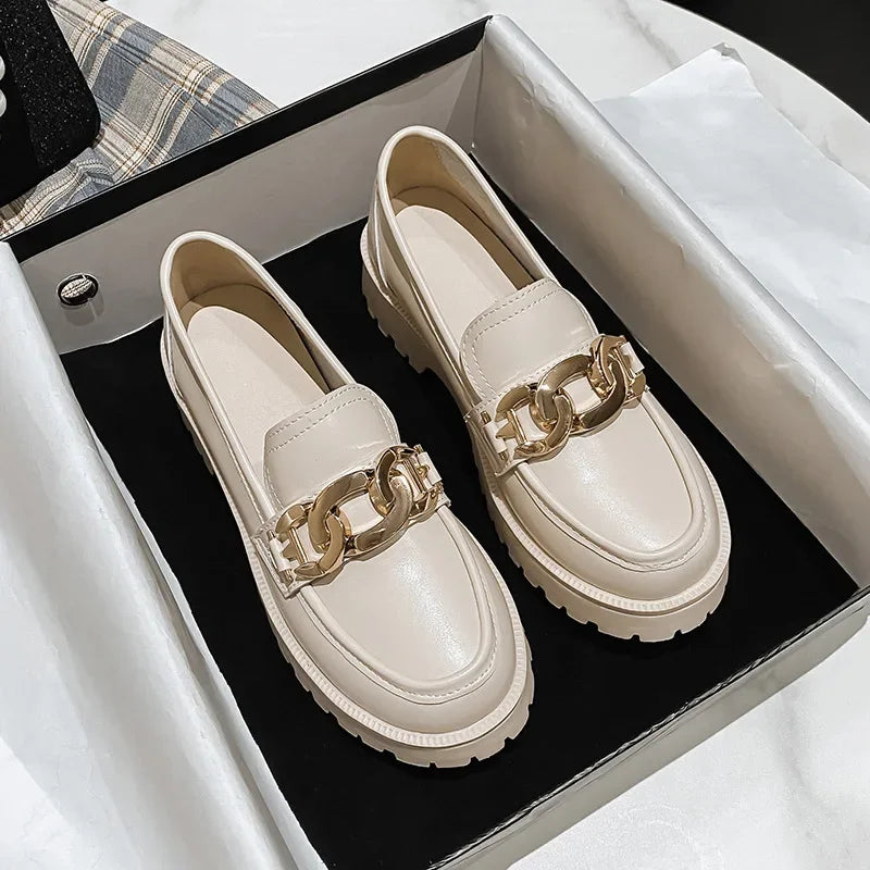 Klassisk loafer med kjededetaljer