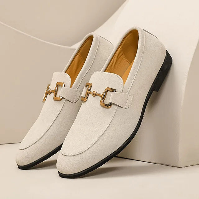 Loafer i semsket skinn med metallspenne