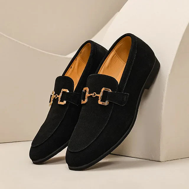 Loafer i semsket skinn med metallspenne