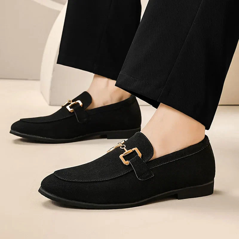 Loafer i semsket skinn med metallspenne