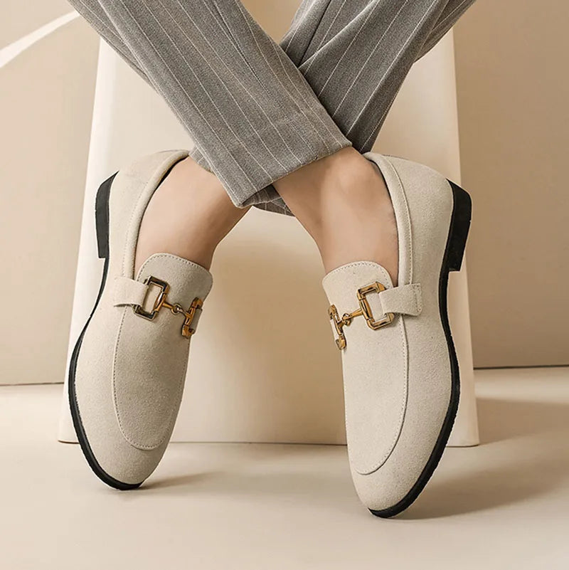 Loafer i semsket skinn med metallspenne