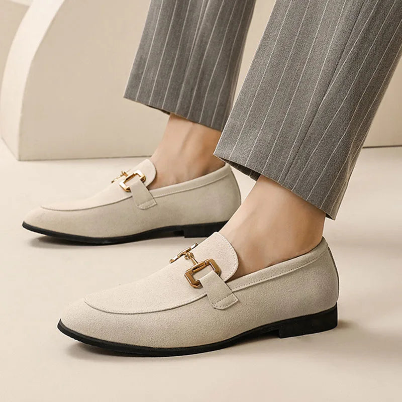 Loafer i semsket skinn med metallspenne