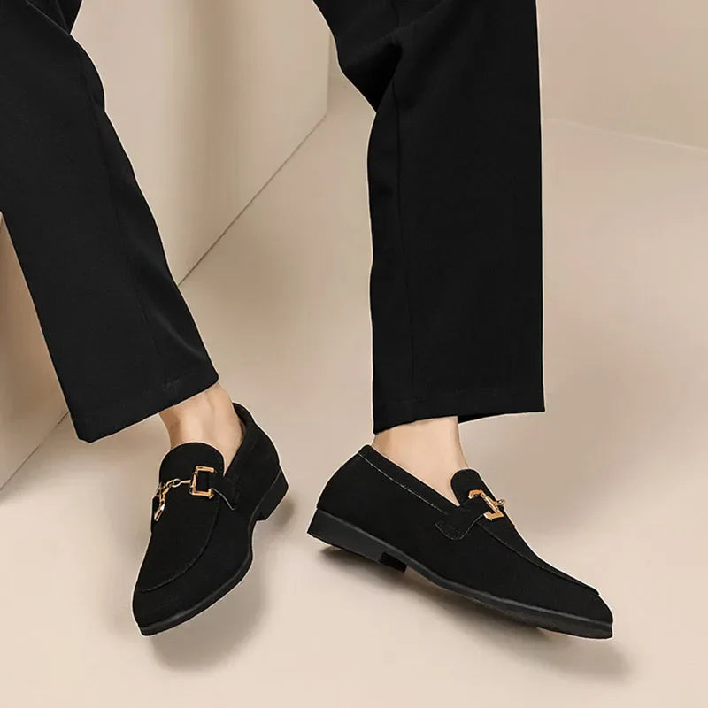 Loafer i semsket skinn med metallspenne