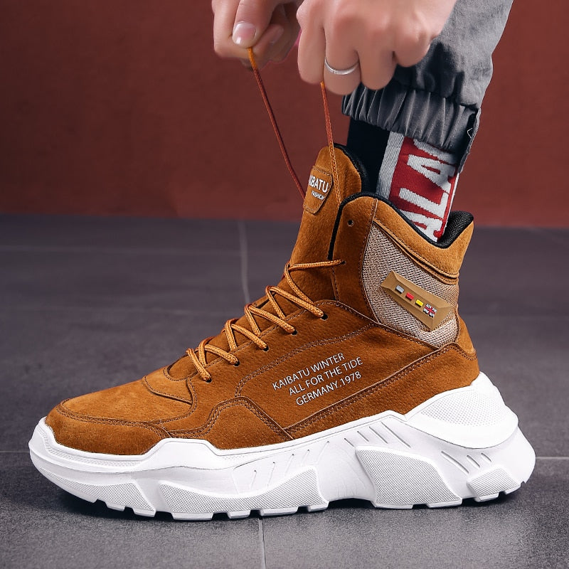 Høy sneaker med kontrastsåle
