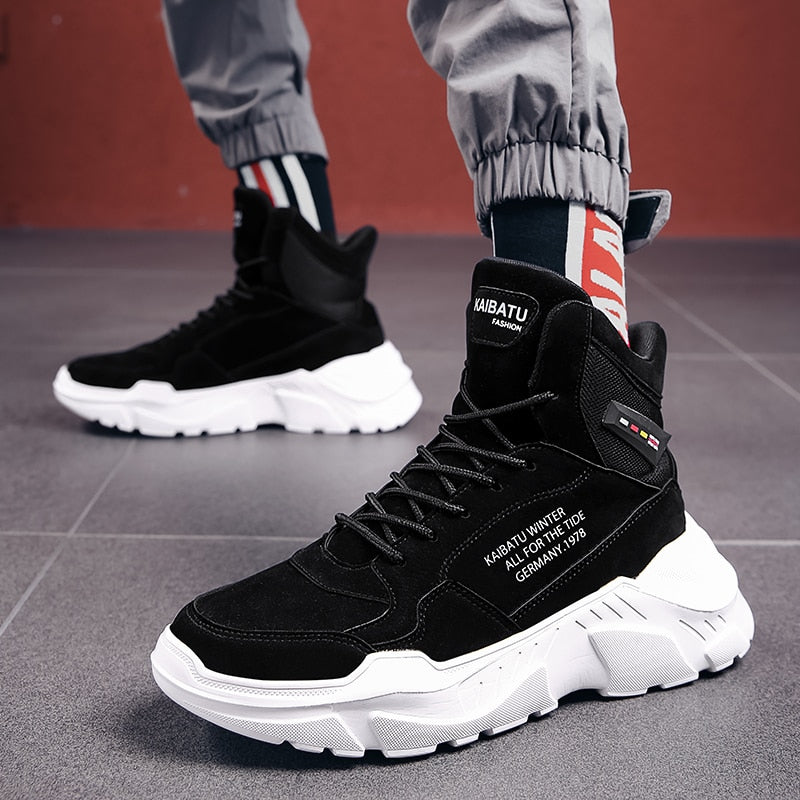 Høy sneaker med kontrastsåle