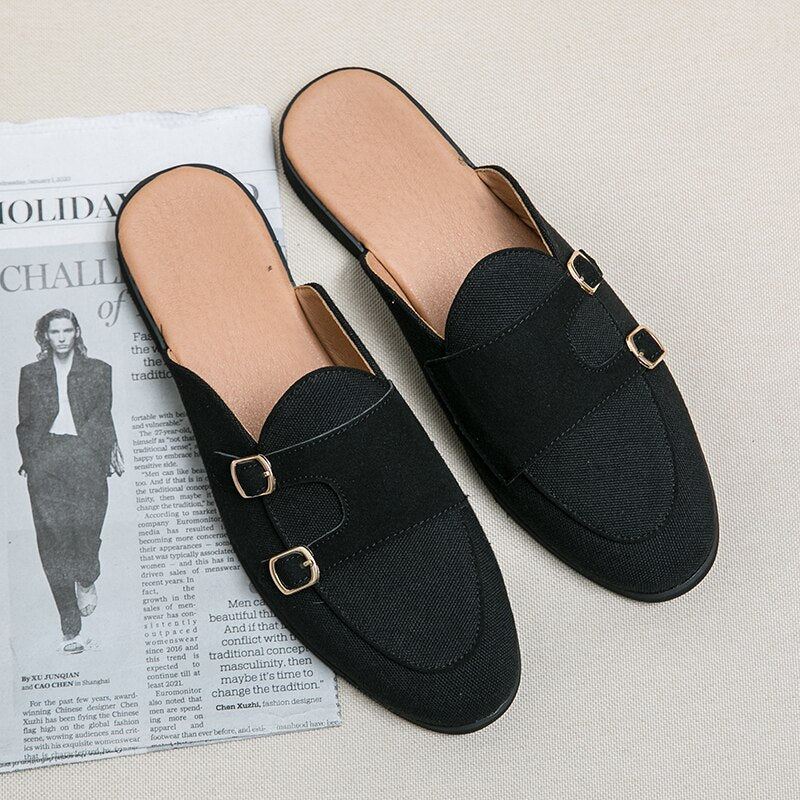 Moderne mules med spenner i tofarget look