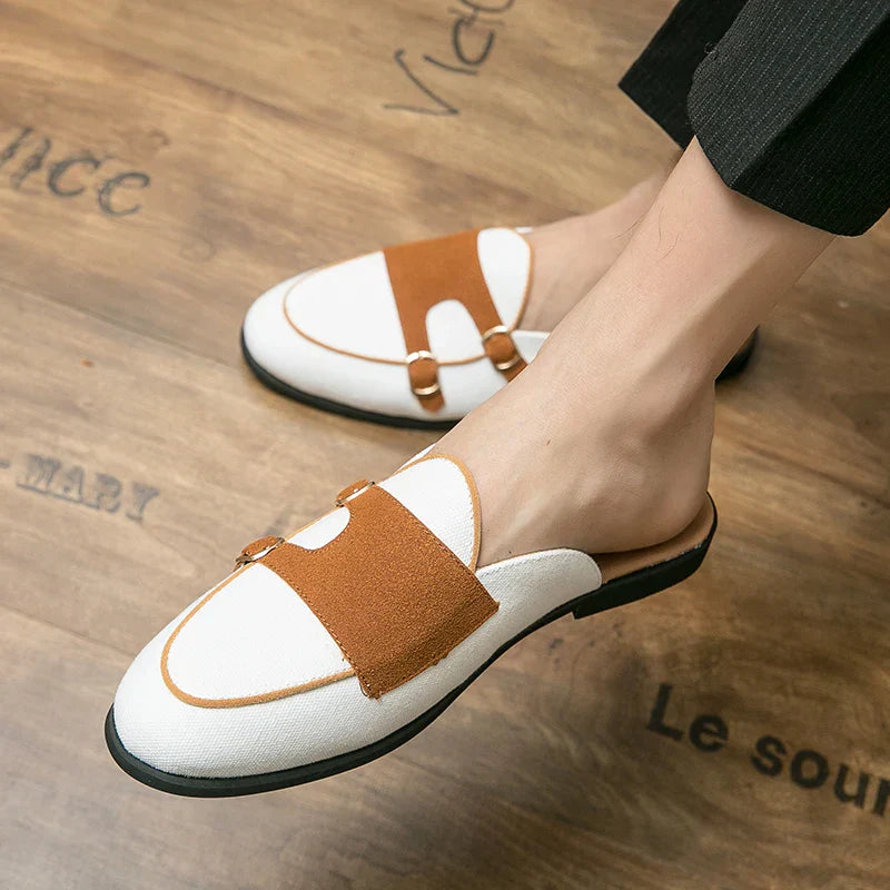 Moderne mules med spenner i tofarget look