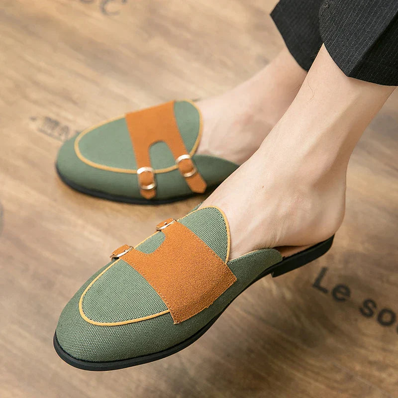 Moderne mules med spenner i tofarget look