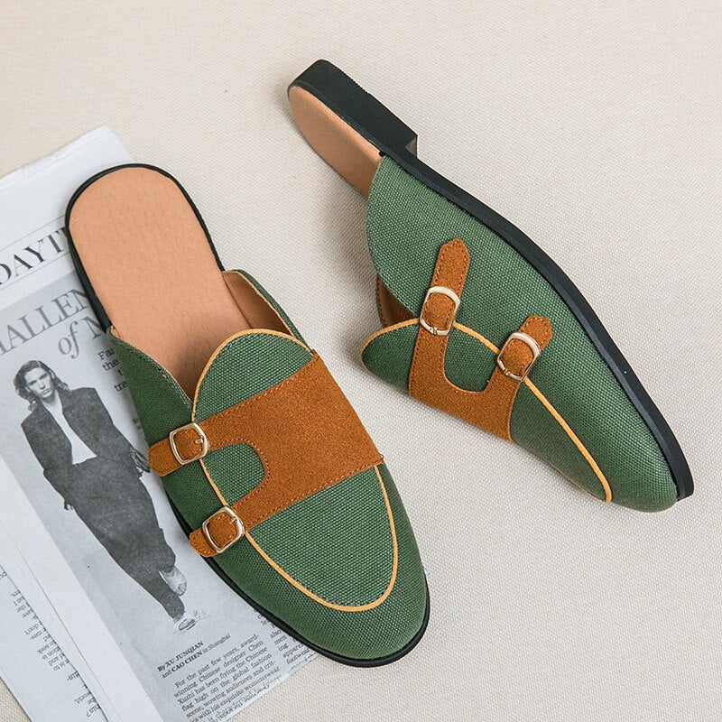 Moderne mules med spenner i tofarget look
