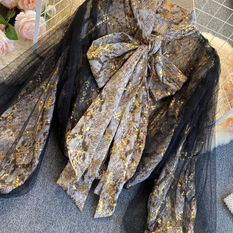Gjennomsiktig bluse med lanterneermer