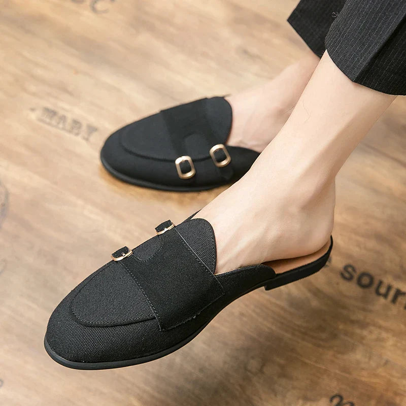 Moderne mules med spenner i tofarget look