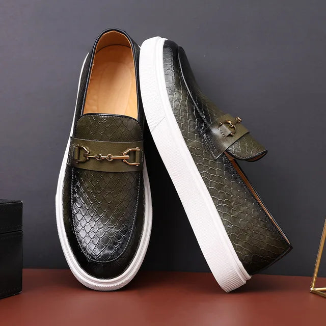 Loafers med spenne i preget skinn