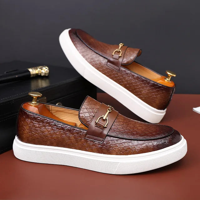 Loafers med spenne i preget skinn