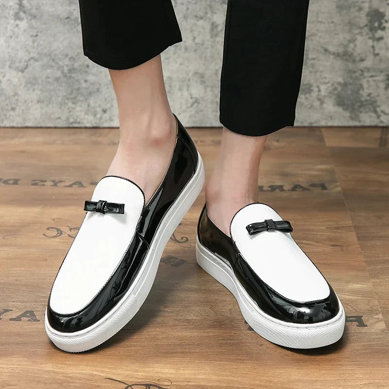 Fasjonable loafers i tofarget design med spenne