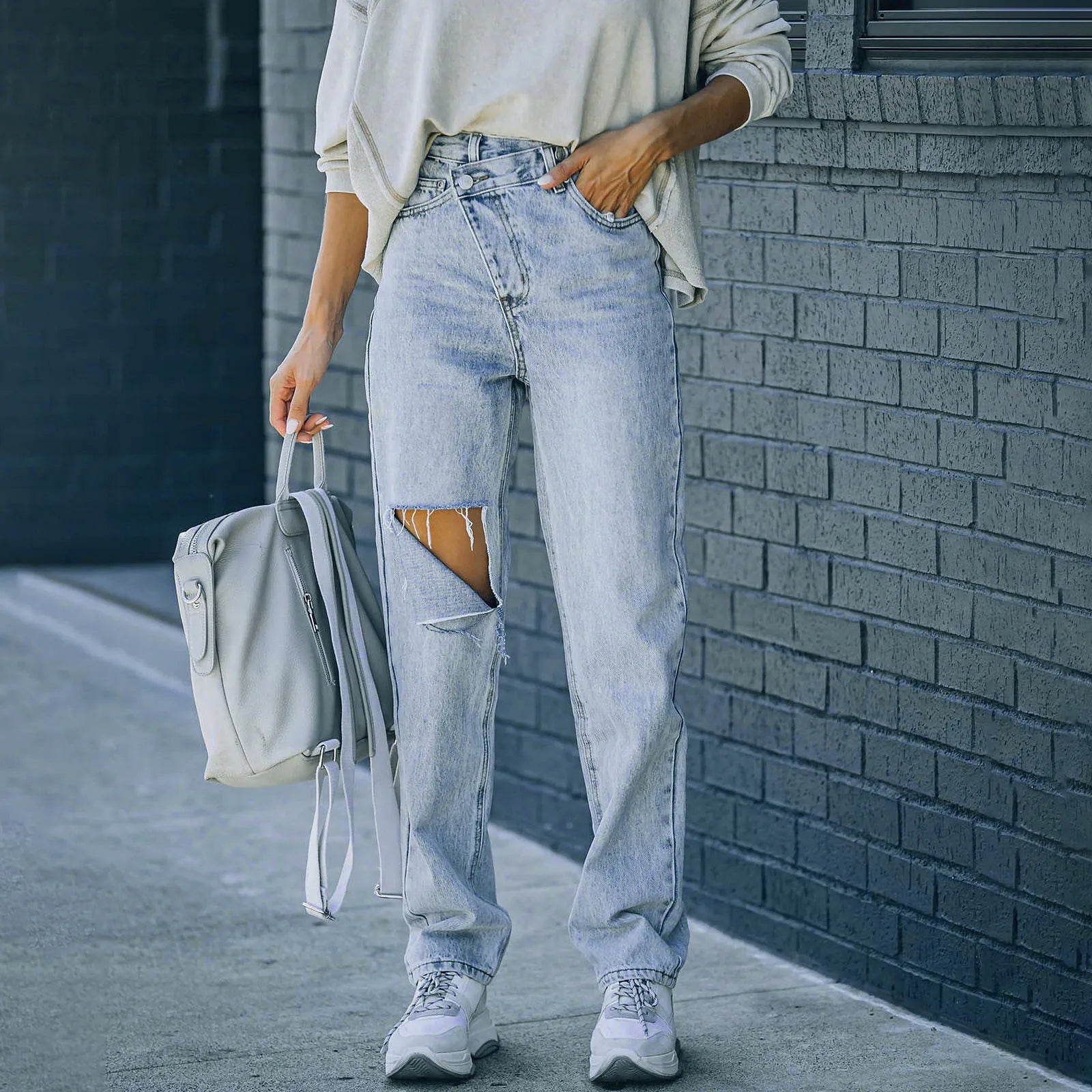Jeans med høy midje og slitte detaljer