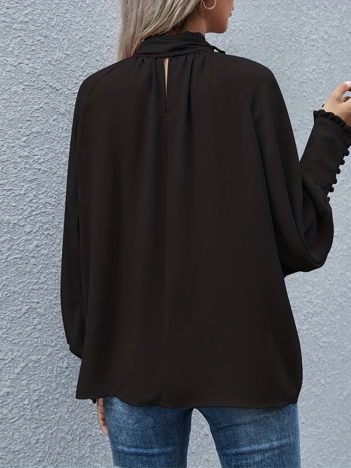 Bluse med lange ermer og knytning i halsen