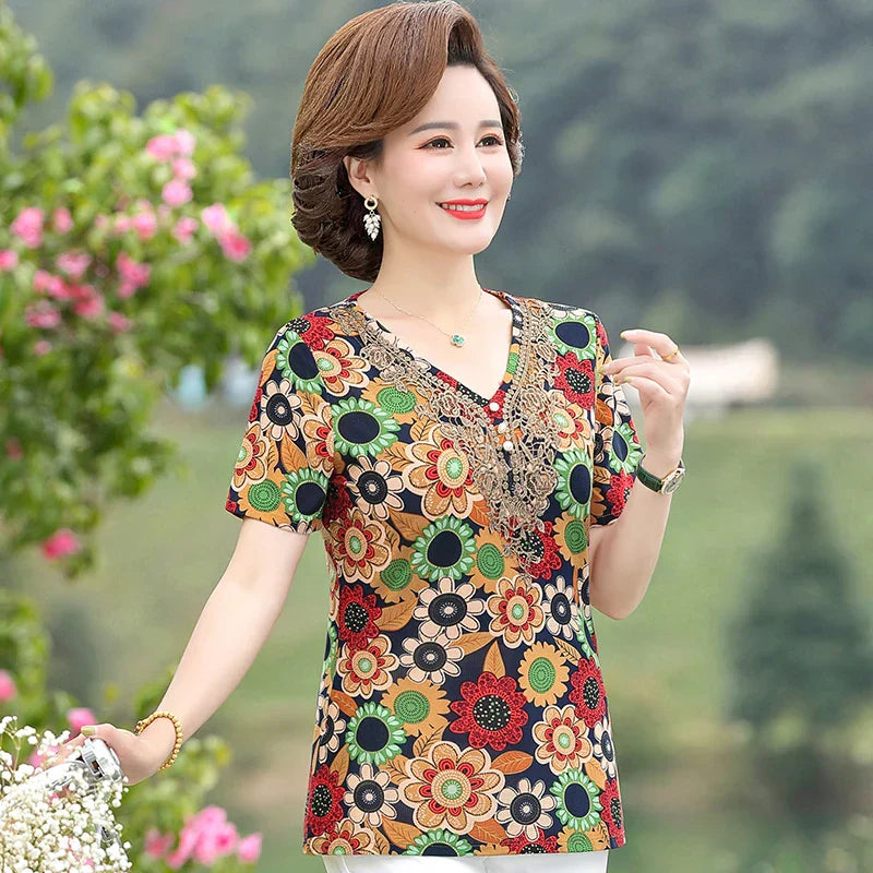 Elegant T-skjortebluse med perlemorsknapper