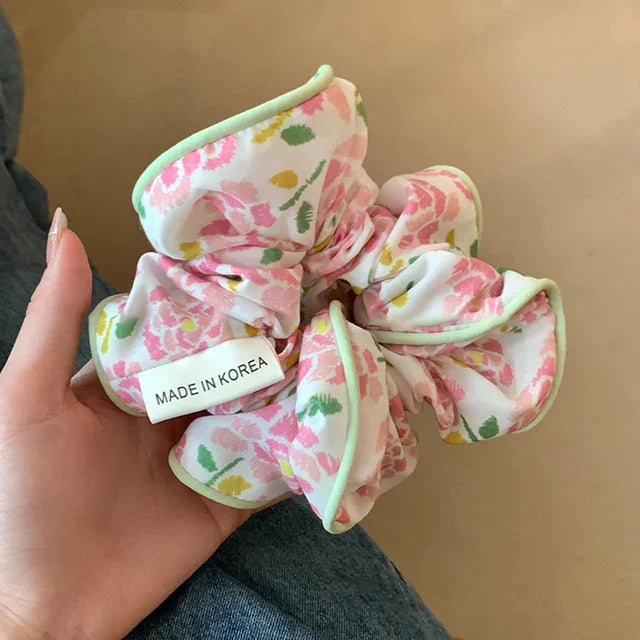 Hårbånd i blomstrete stoff med strikk
