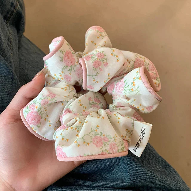 Hårbånd i blomstrete stoff med strikk