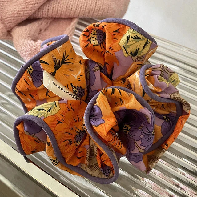 Hårbånd i blomstrete stoff med strikk