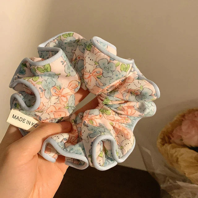 Hårbånd i blomstrete stoff med strikk