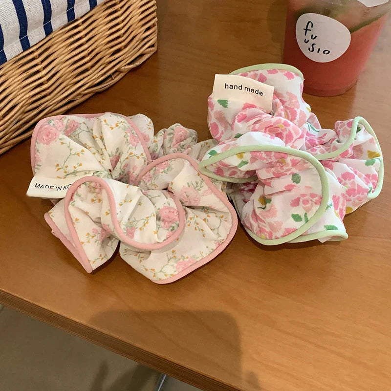 Hårbånd i blomstrete stoff med strikk