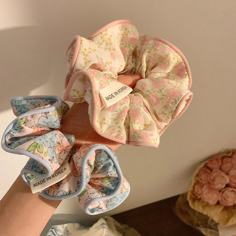 Hårbånd i blomstrete stoff med strikk
