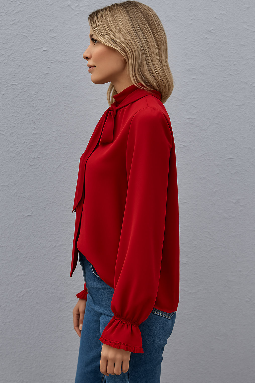 Bluse med lange ermer og knytning i halsen
