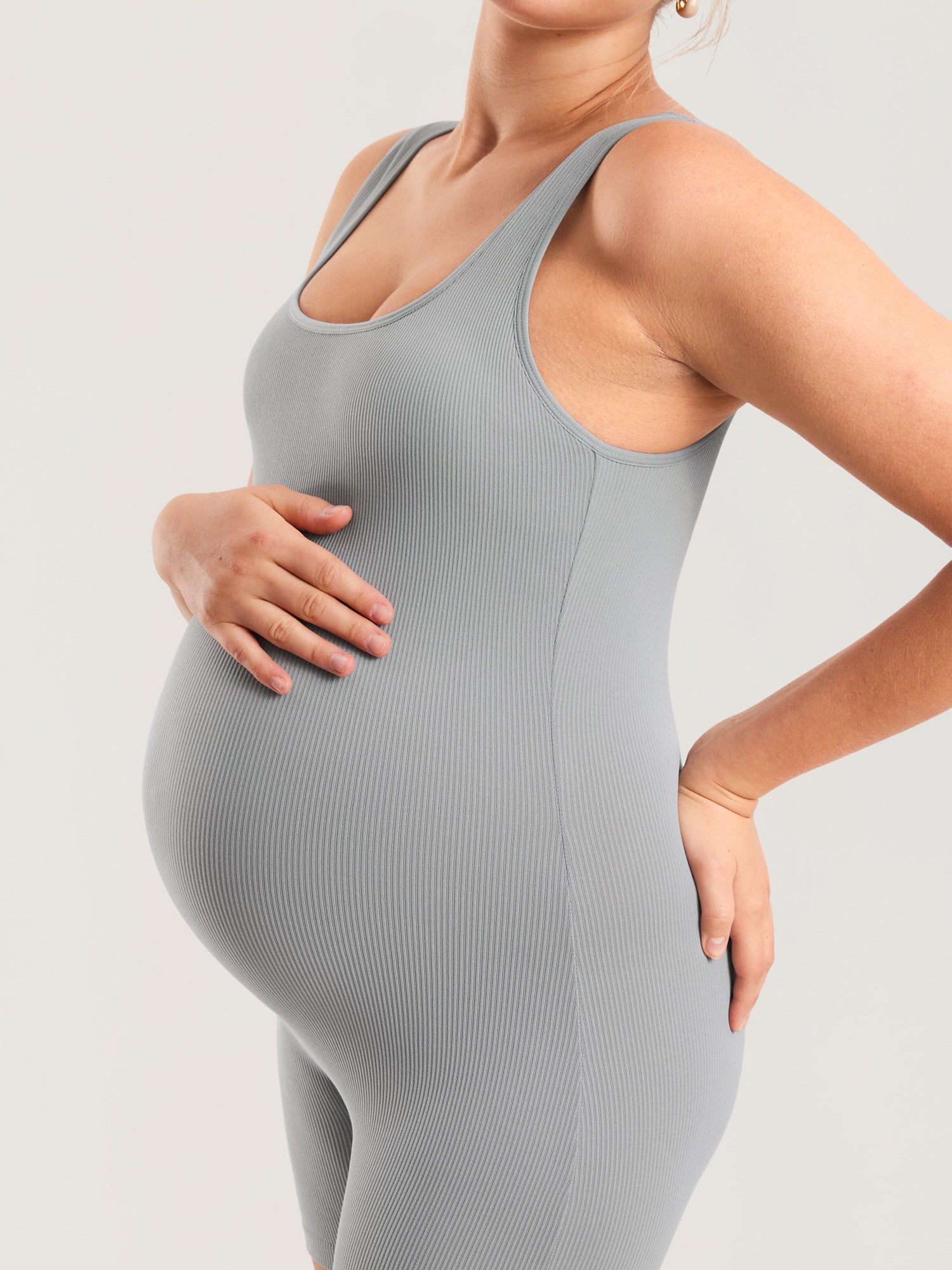 Gravid playsuit i ribbestrikk – romper med firkantet hals