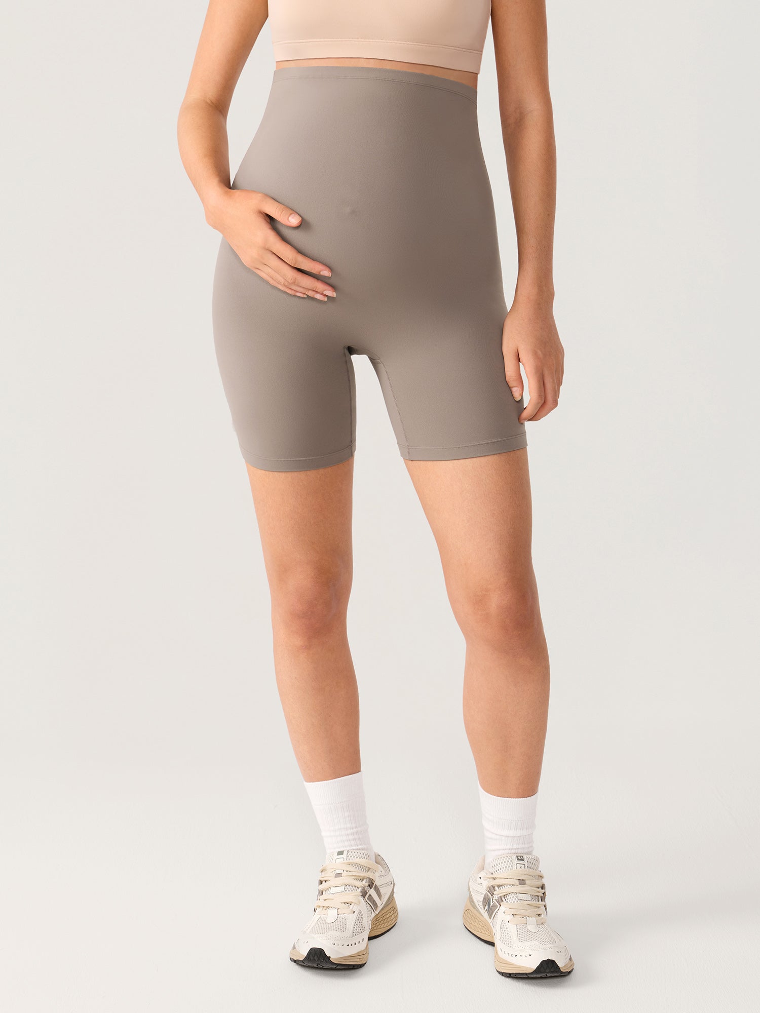 Gravidshorts med sømløs front – Natrelax® shorts med høyt liv, 15 cm – Khaki taupe