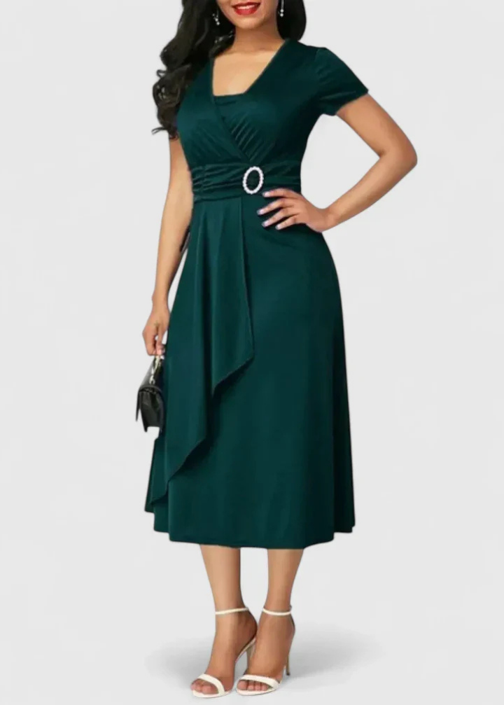 Marlowe | Elastisk rynket omslagsmidikjole med rhinestone-spenne