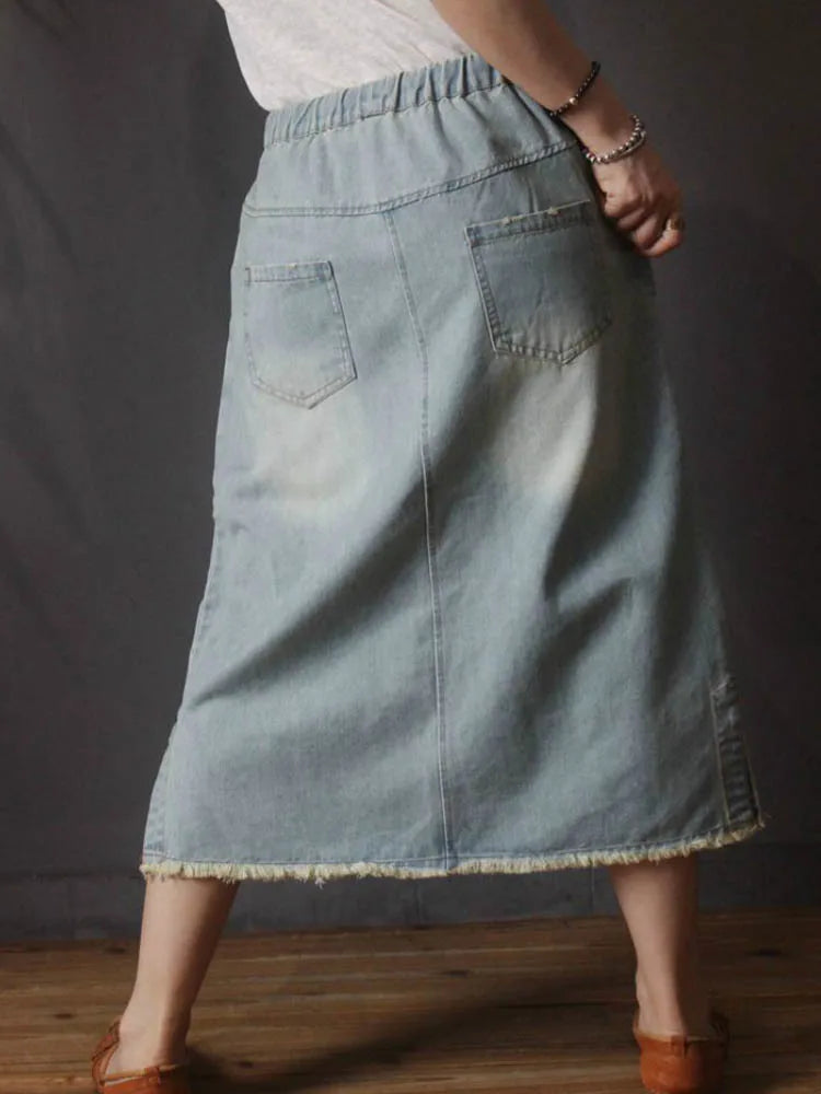 Elegant denimskjørt med bokstavtrykk og uregelmessig nederkant
