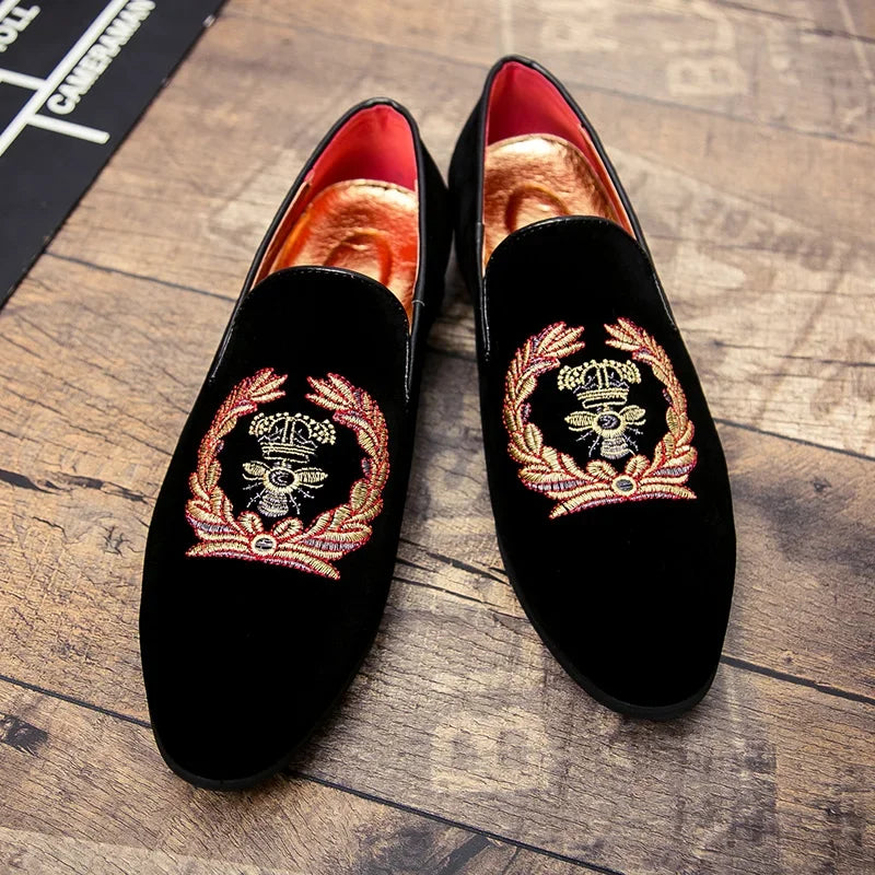Loafers i fløyel med brodert våpenskjold