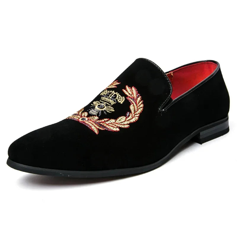 Loafers i fløyel med brodert våpenskjold