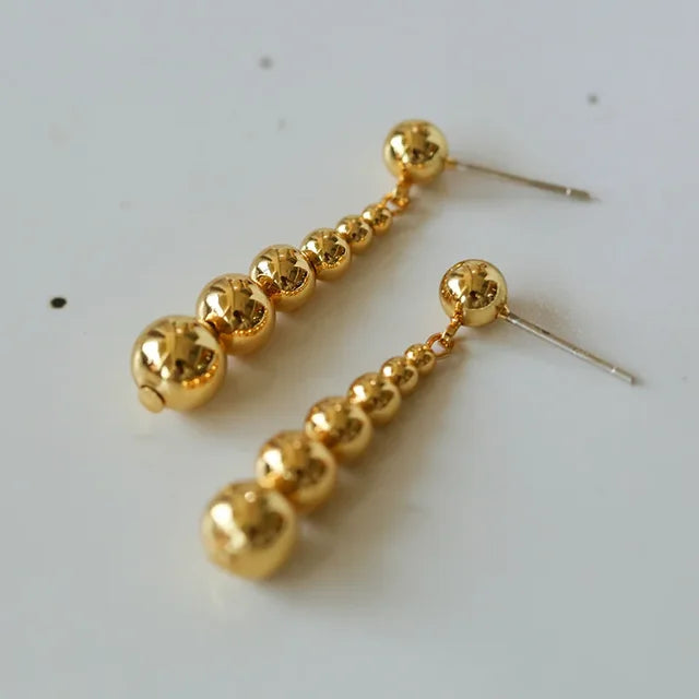 Elegante øreringer med metalliske perletråder