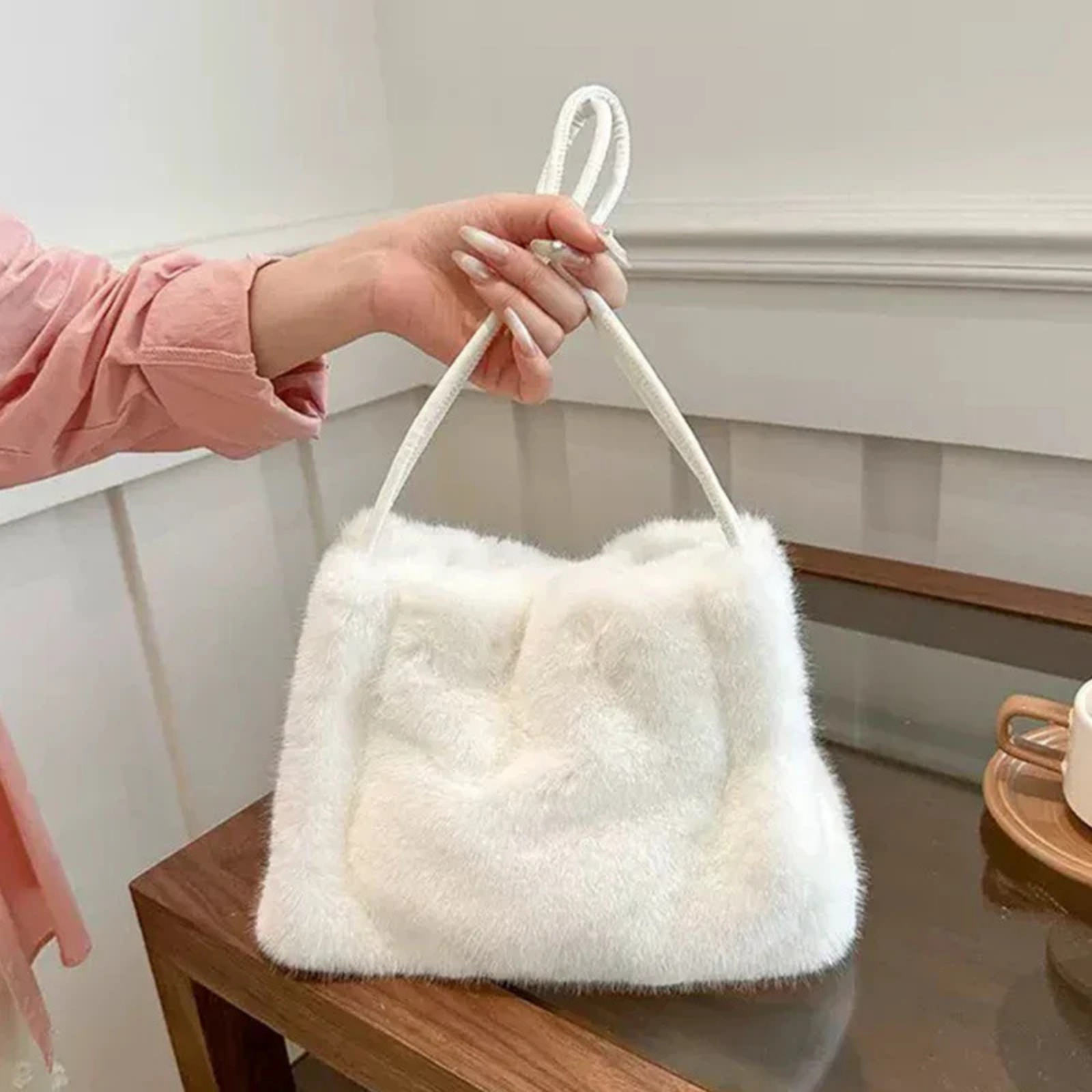 Mochi | Skulderveske i fuskepels med myk skinnstropp