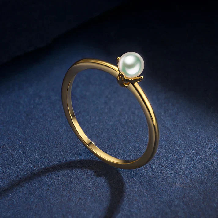 Minimalistisk gullring med solitærperle