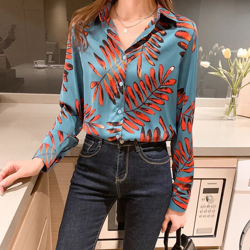 Elegant bluse med bladtrykk
