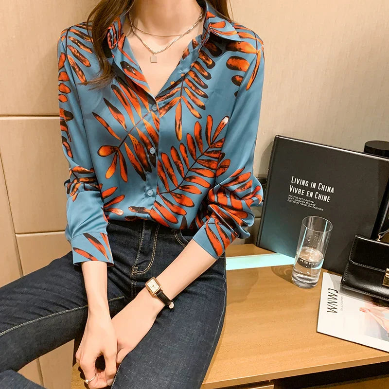 Elegant bluse med bladtrykk