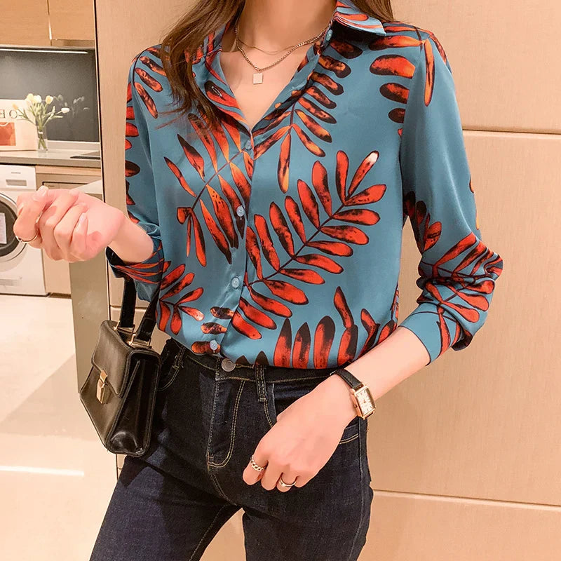 Elegant bluse med bladtrykk