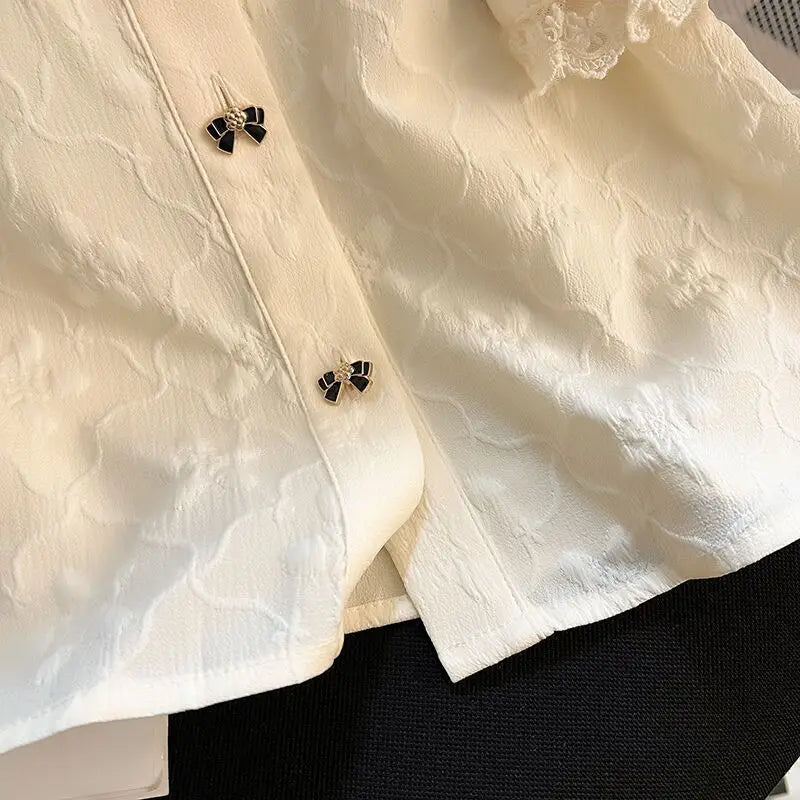 Elegant bluse med Peter Pan-krage og puffermer i fransk stil