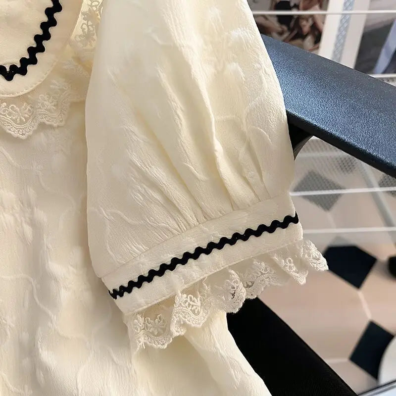 Elegant bluse med Peter Pan-krage og puffermer i fransk stil