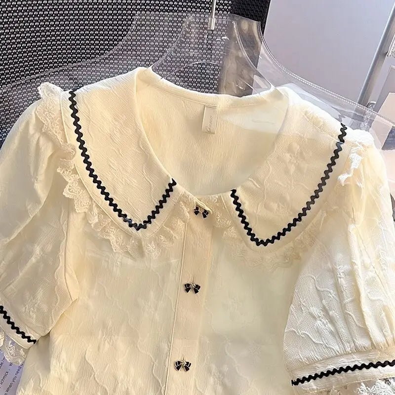 Elegant bluse med Peter Pan-krage og puffermer i fransk stil